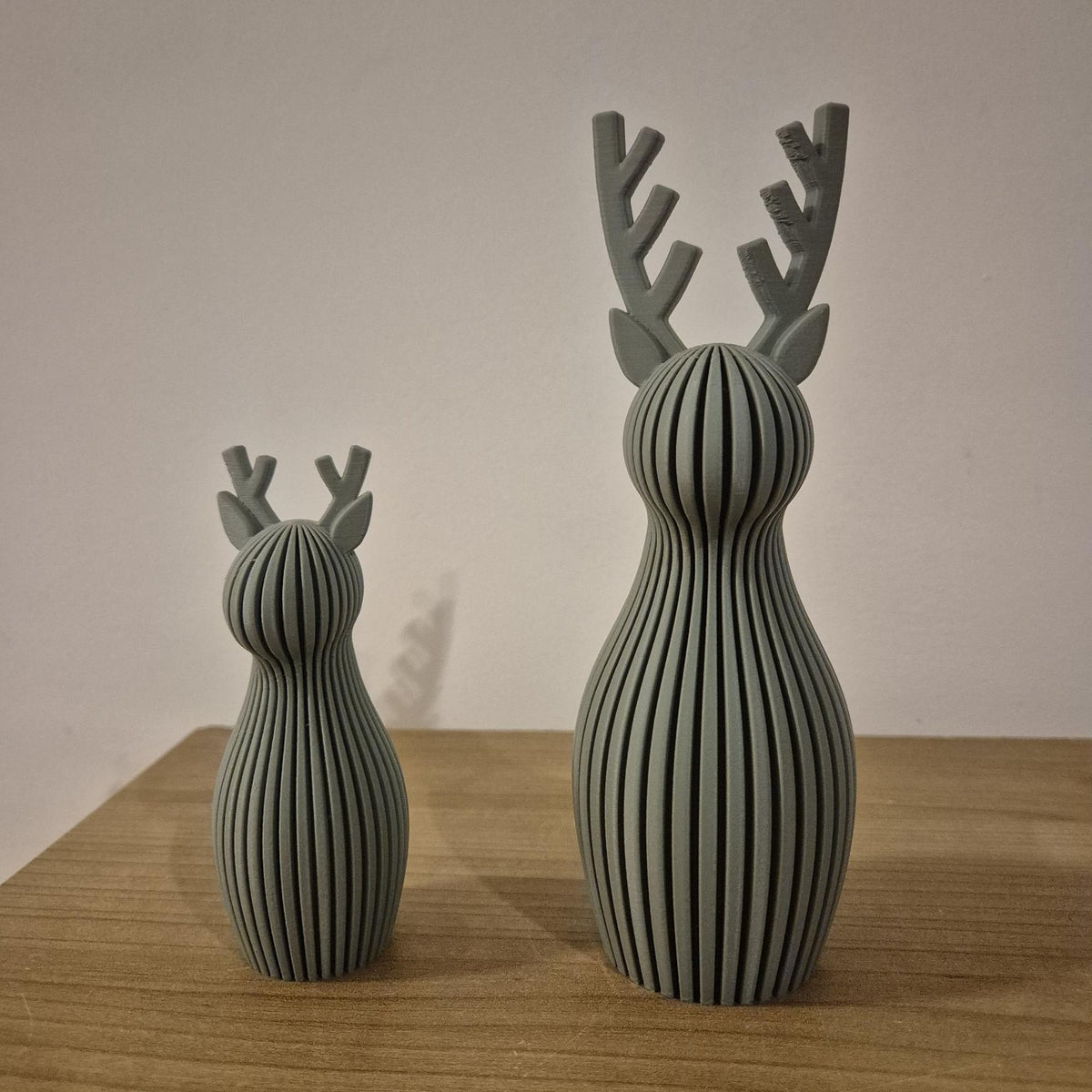 Kerst rendier in Sage Stone – set van 2, klein 11 cm en groot 18 cm, geribbeld