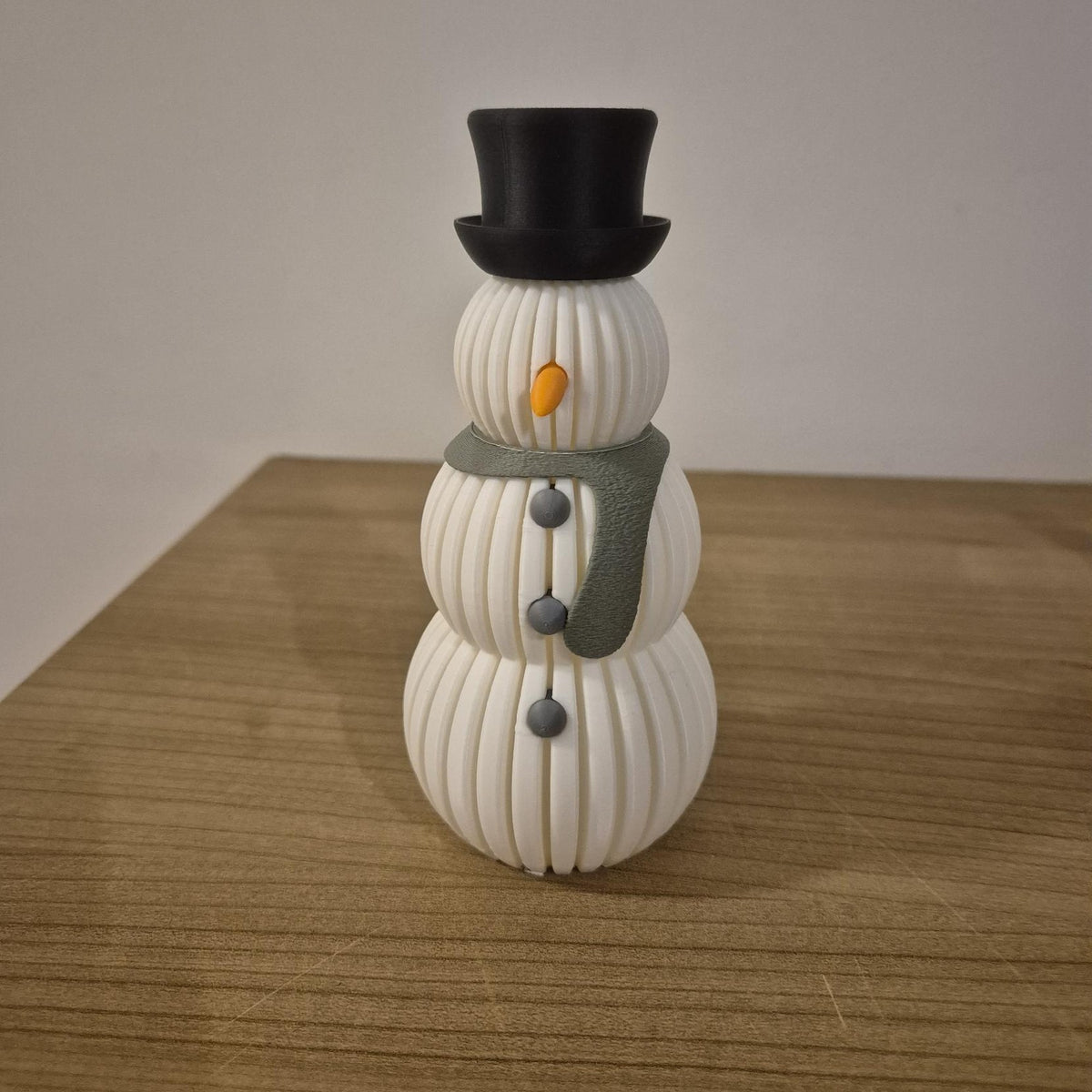 Sneeuwpop met sjaal in Sage Stone – geribbelde kerstdecoratie, 3D-geprint