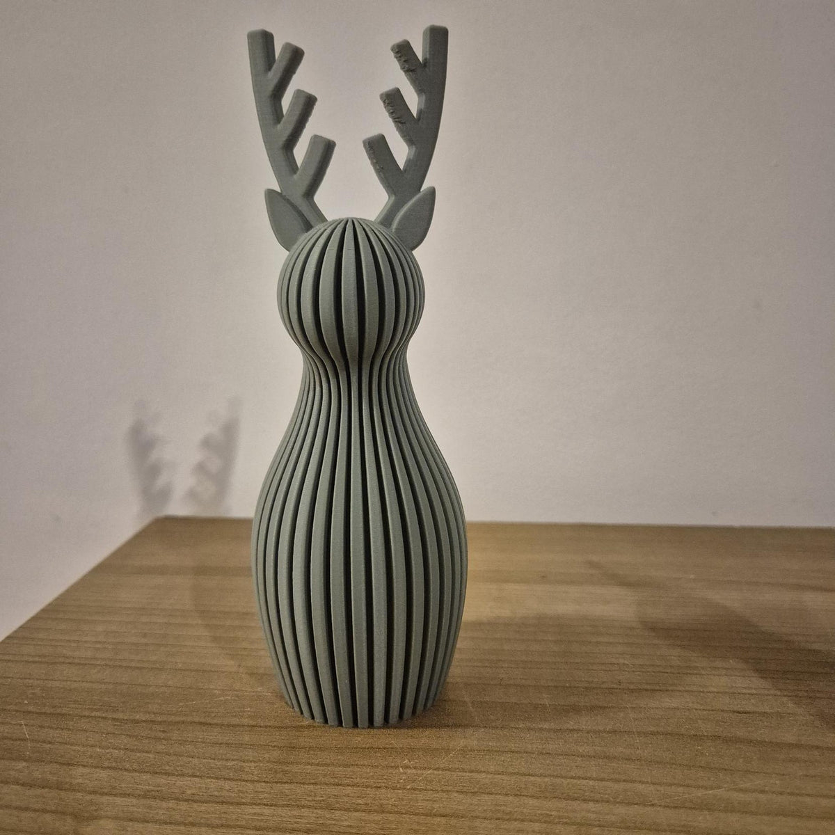Kerst rendier in Sage Stone – groot, 18 cm, geribbeld