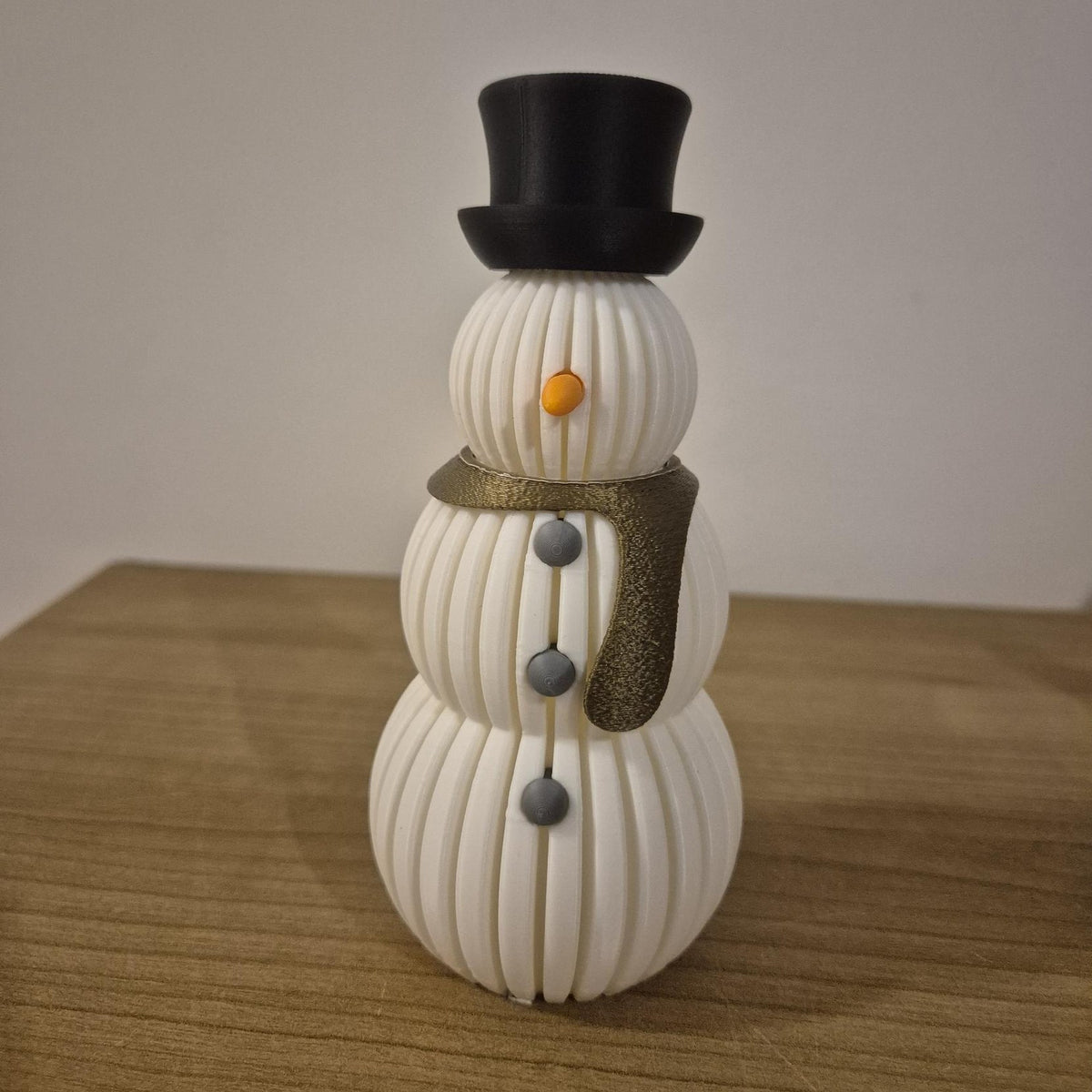 Sneeuwpop met sjaal in Heritage Oak – geribbelde kerstdecoratie, 3D-geprint