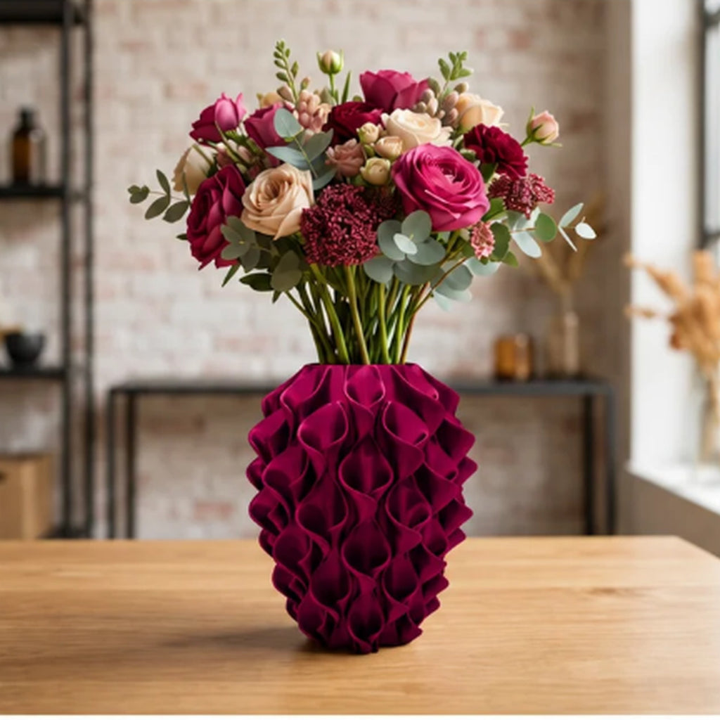 Rivora vaas in Velvet Plum met bloemen in een Japandi interieur