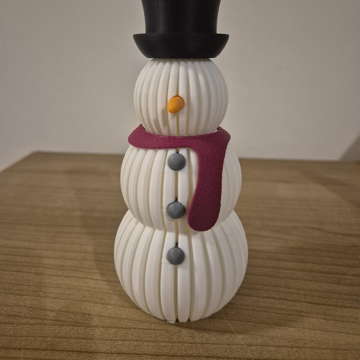 Sneeuwpop met sjaal in Velvet Plum – geribbelde kerstdecoratie, 3D-geprint