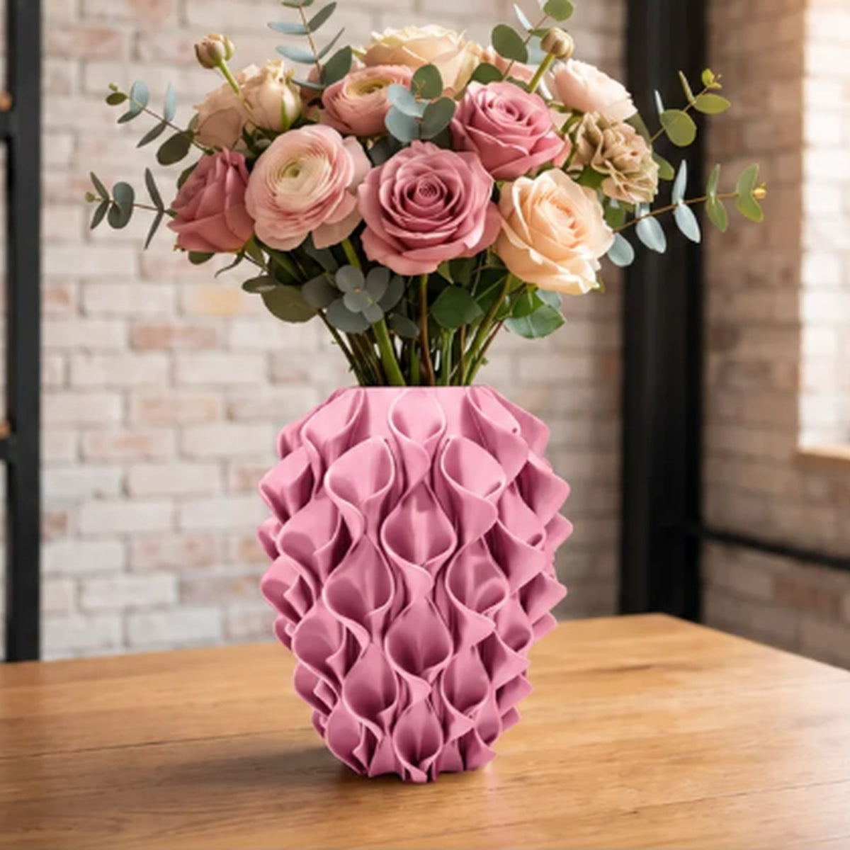 Rivora vaas in Soft Blossom met bloemen in een Japandi interieur