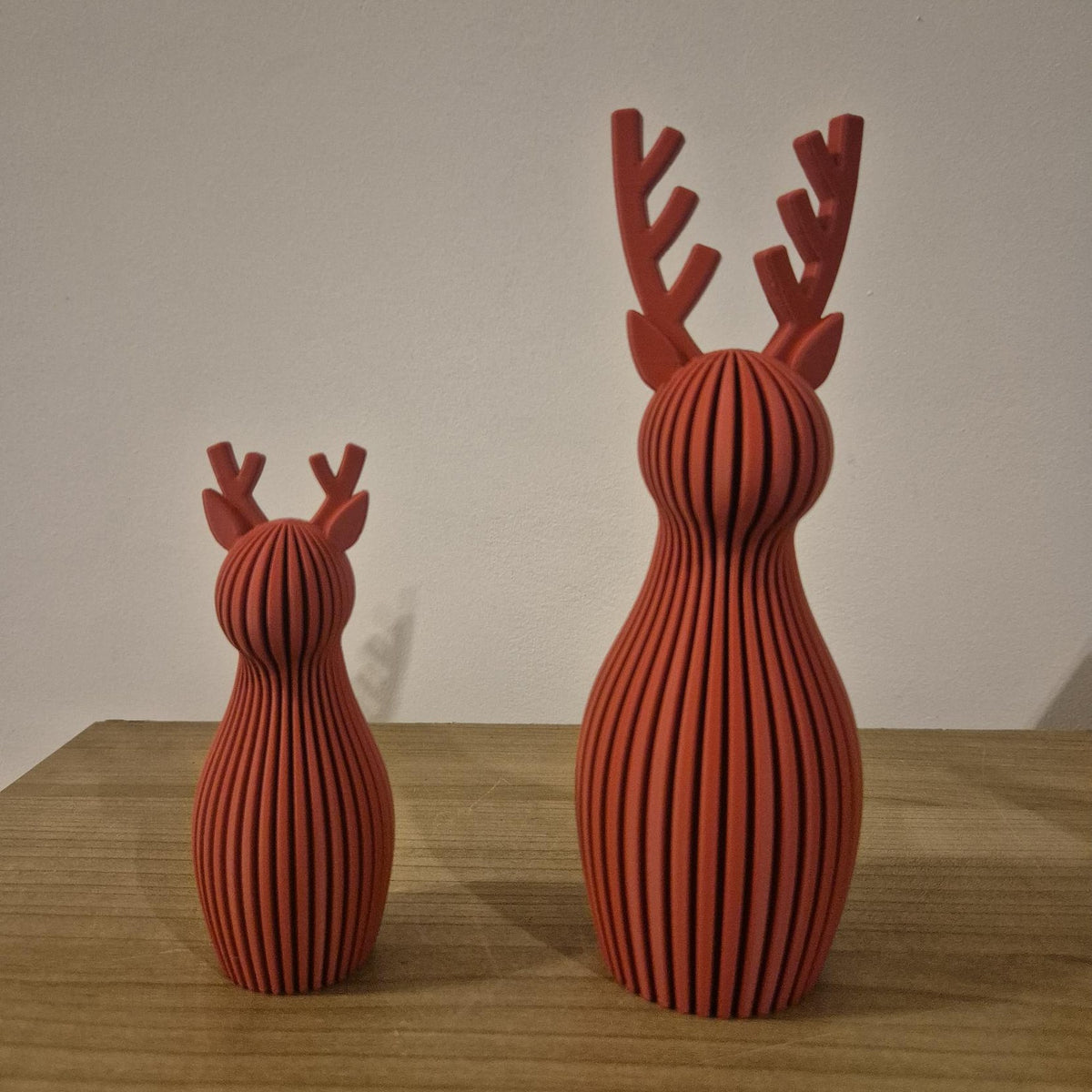 Kerst rendier in Rood – set van 2, klein 11 cm en groot 18 cm, geribbeld