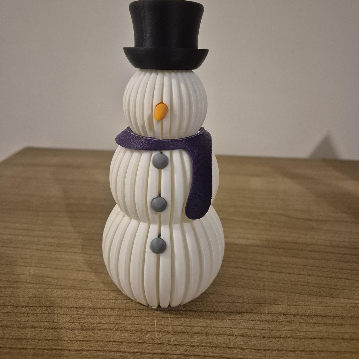 Sneeuwpop met sjaal in Royal Aubergine – geribbelde kerstdecoratie, 3D-geprint
