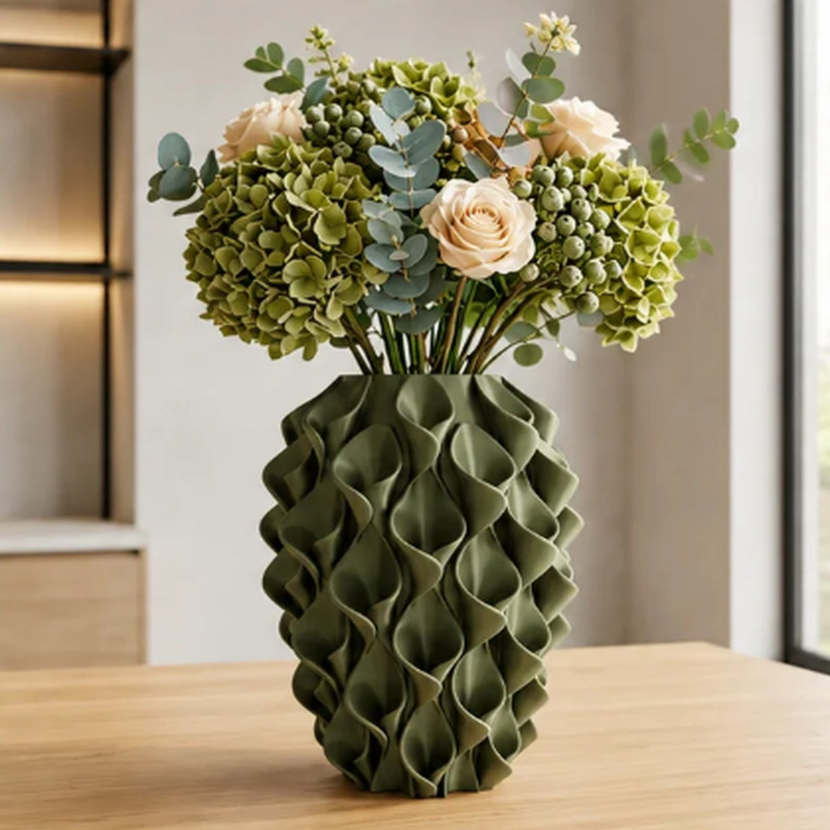 Rivora vaas in Nordic Olive met bloemen in een Japandi interieur