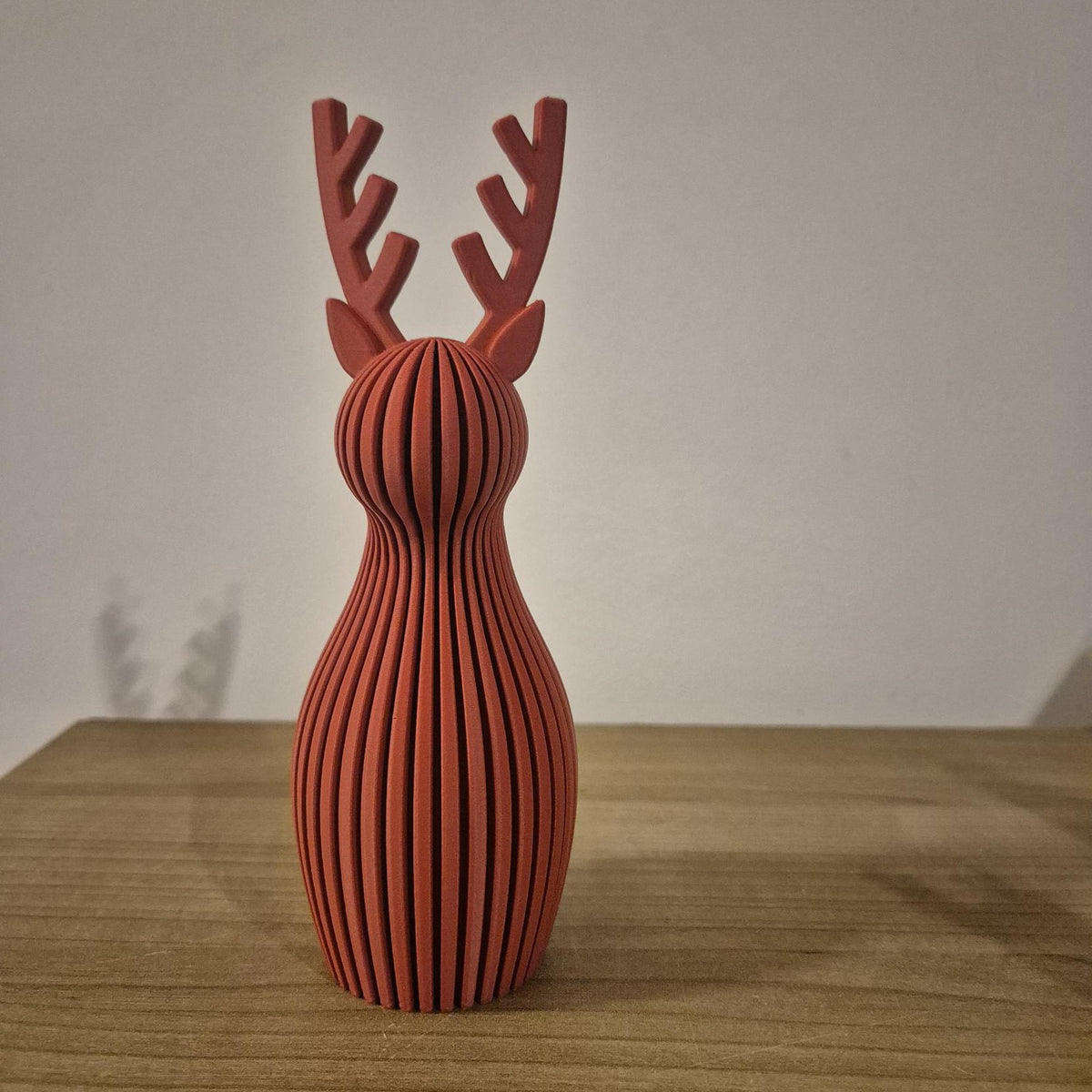 Kerst rendier in Rood – groot, 18 cm, geribbeld