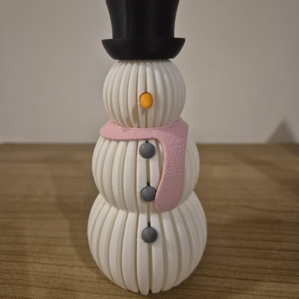 Sneeuwpop met sjaal in Soft Blossom – geribbelde kerstdecoratie, 3D-geprint