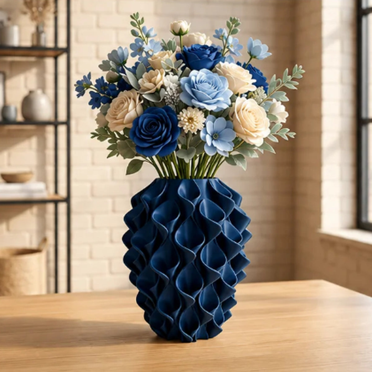 Rivora vaas in Deep Atlantic met bloemen in een Japandi interieur