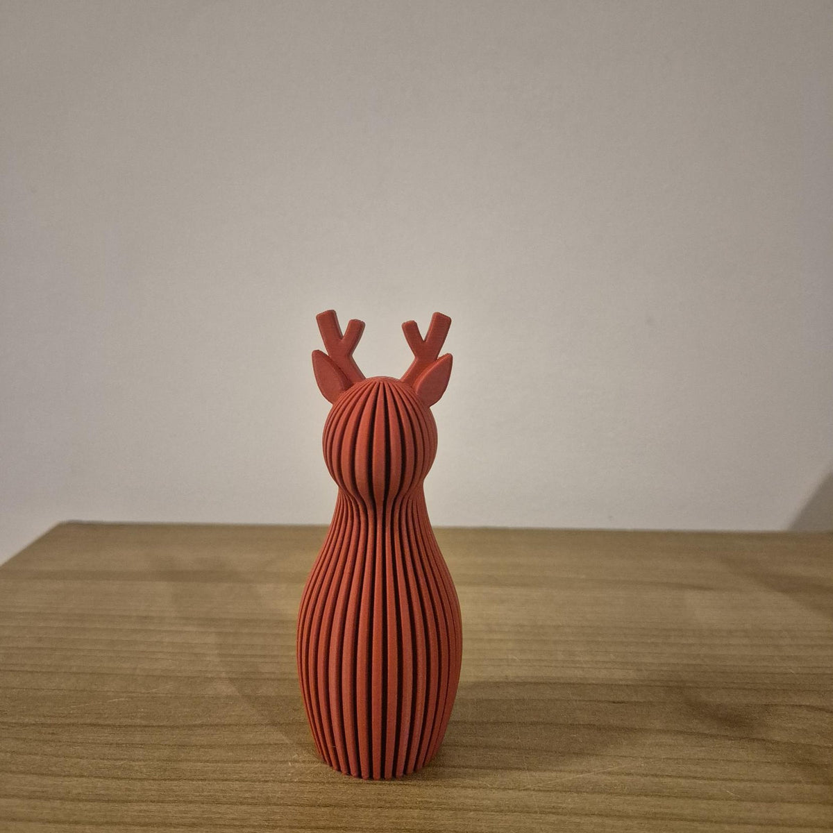 Kerst rendier in Rood – klein, 11 cm, geribbeld
