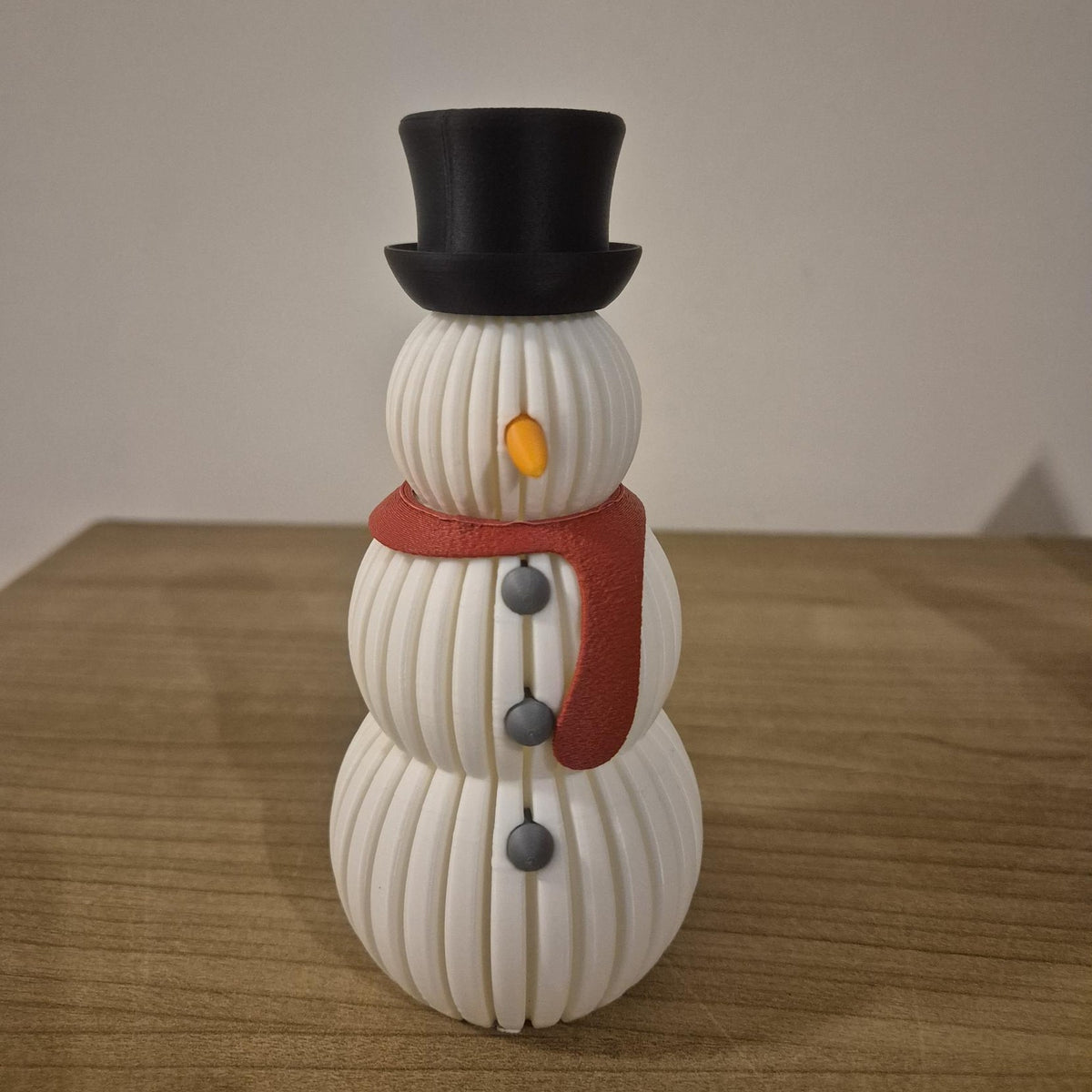 Sneeuwpop met sjaal in Rood – geribbelde kerstdecoratie, 3D-geprint