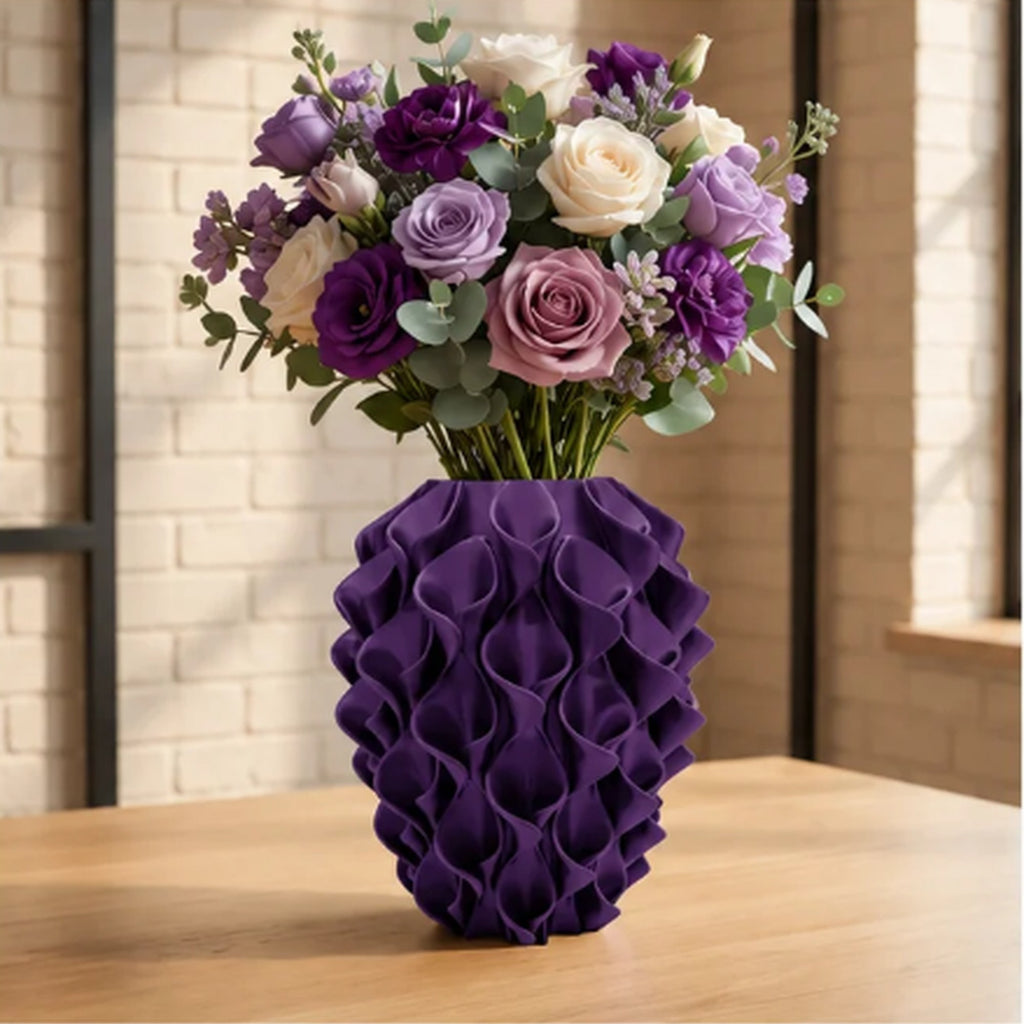 Rivora vaas in Royal Aubergine met bloemen in een Japandi interieur