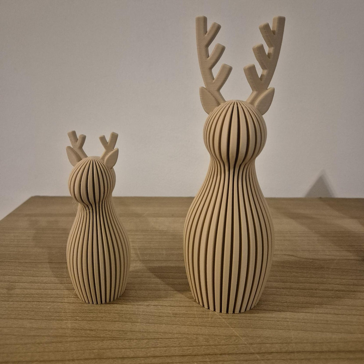 Kerst rendier in Mocha Dune – set van 2, klein 11 cm en groot 18 cm, geribbeld