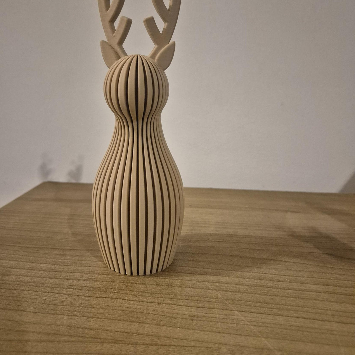 Kerst rendier in Mocha Dune – groot, 18 cm, geribbeld