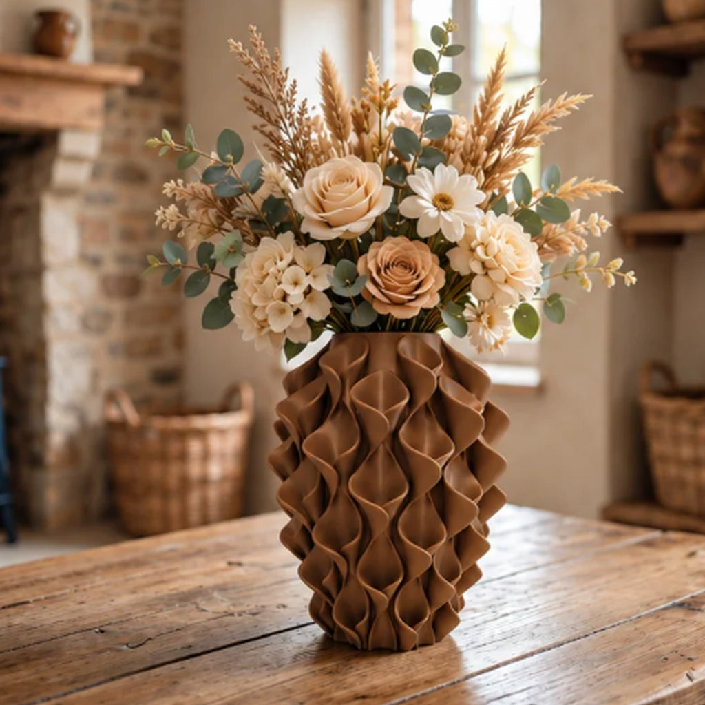 Rivora vaas in Walnut Brown met bloemen in een Japandi interieur