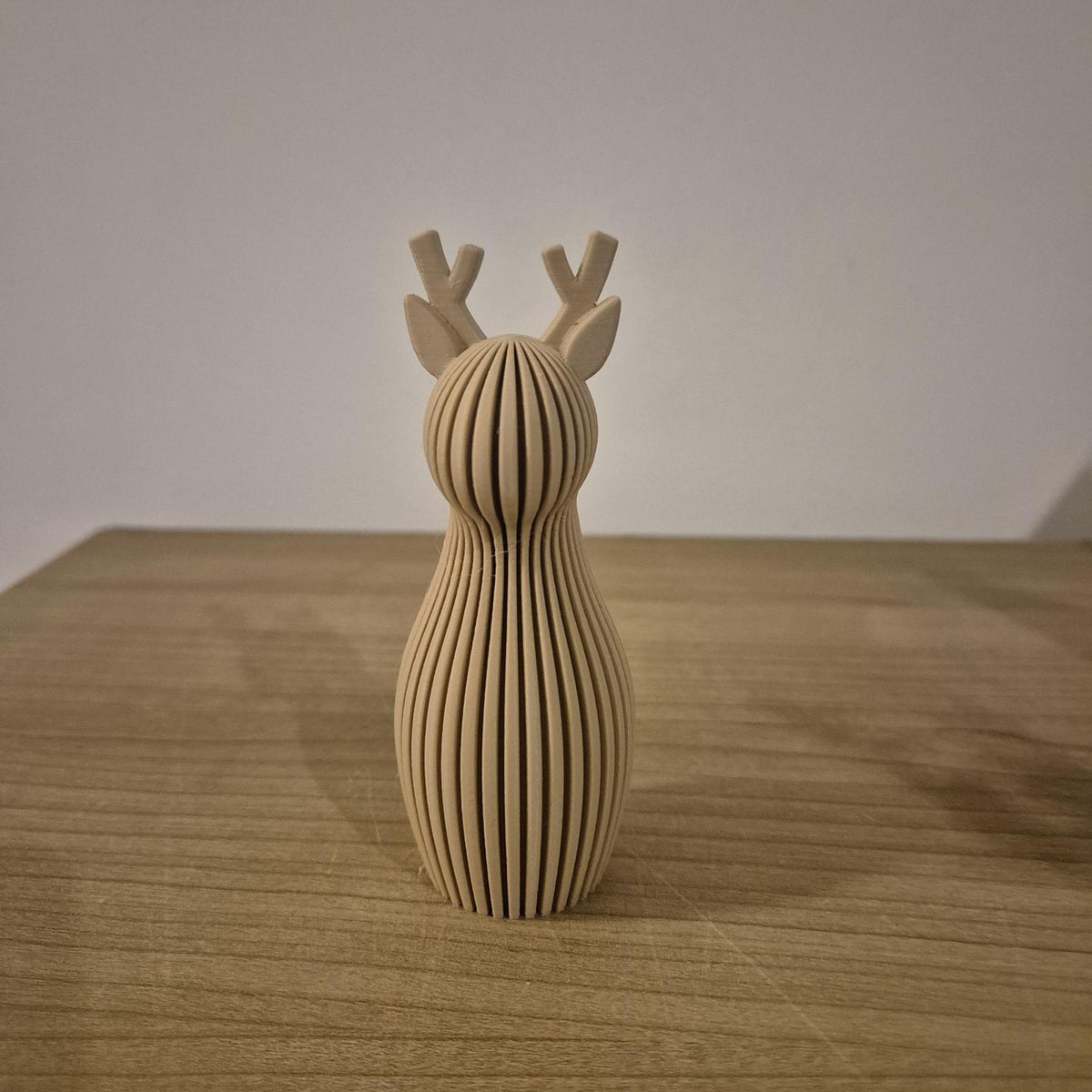 Kerst rendier in Mocha Dune – klein, 11 cm, geribbeld