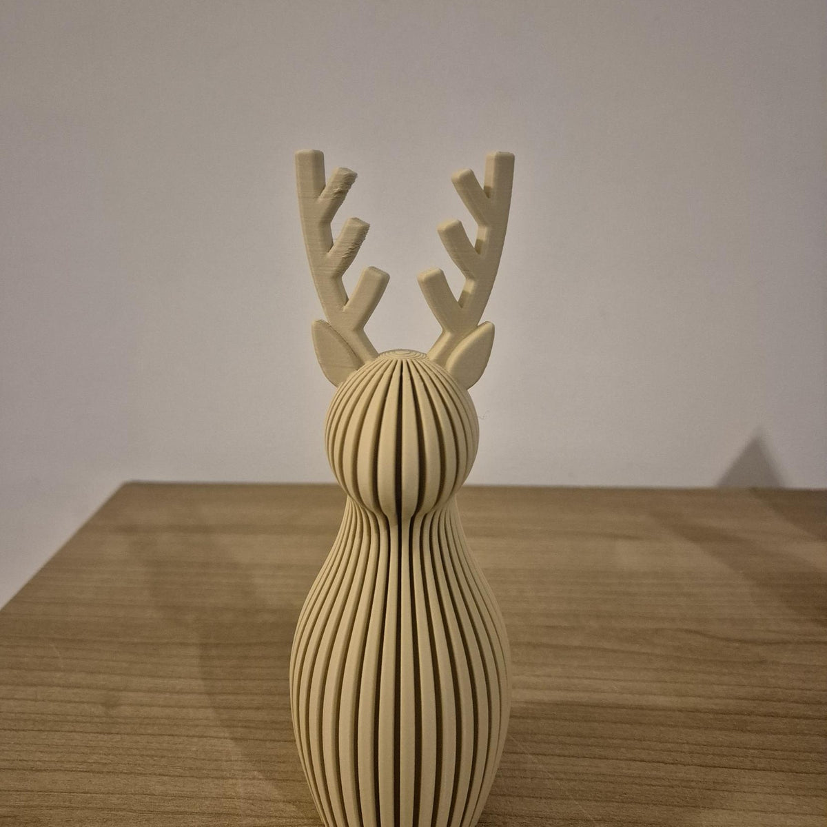 Kerst rendier in Desert Tan – groot, 18 cm, geribbeld