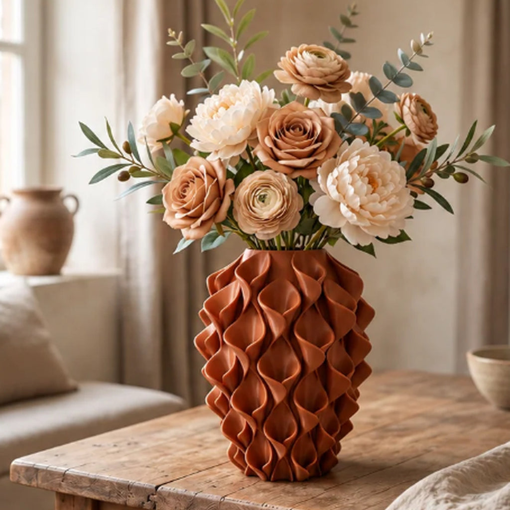Rivora vaas in Terra Ember met bloemen in een Japandi interieur