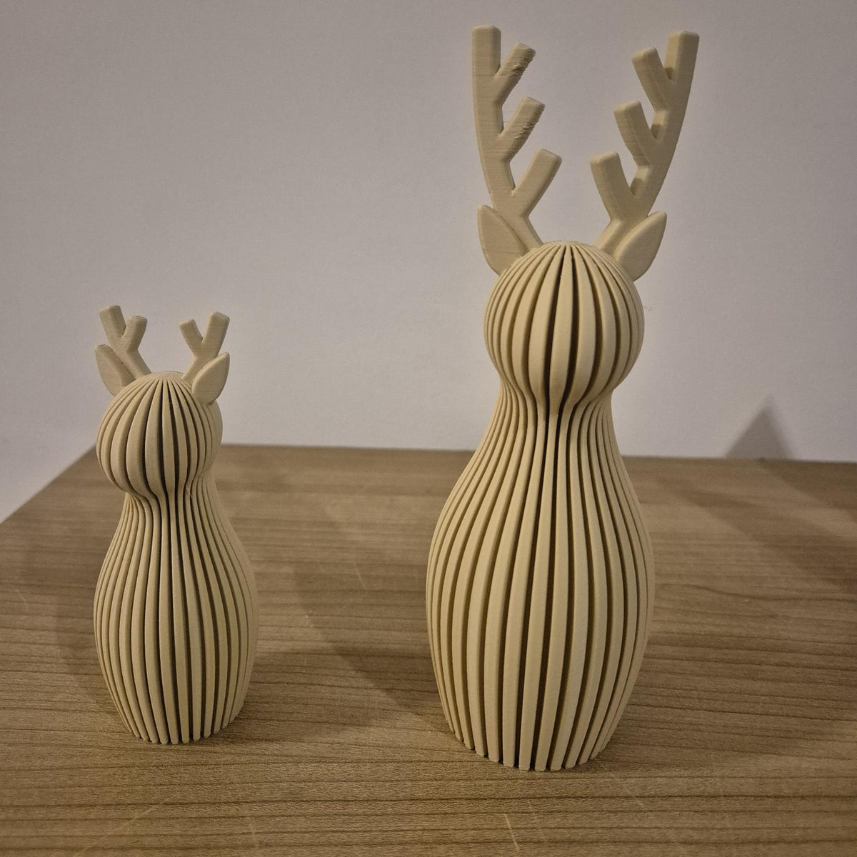 Kerst rendier in Desert Tan – set van 2, klein 11 cm en groot 18 cm, geribbeld
