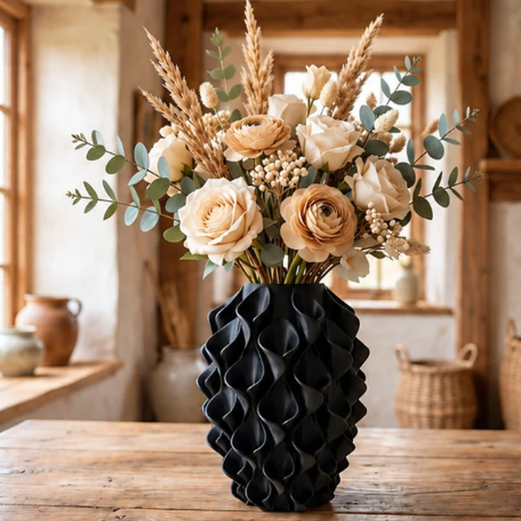 Rivora vaas in Obsidian Black met bloemen in een Japandi interieur