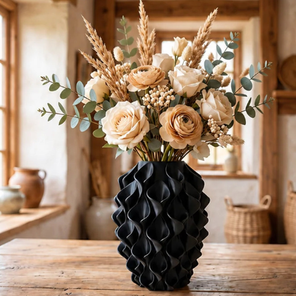 Rivora vaas in Obsidian Black met bloemen in een Japandi interieur