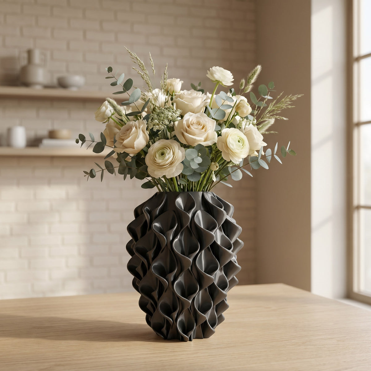 Rivora vaas in Graphite Stone met bloemen in een Japandi interieur