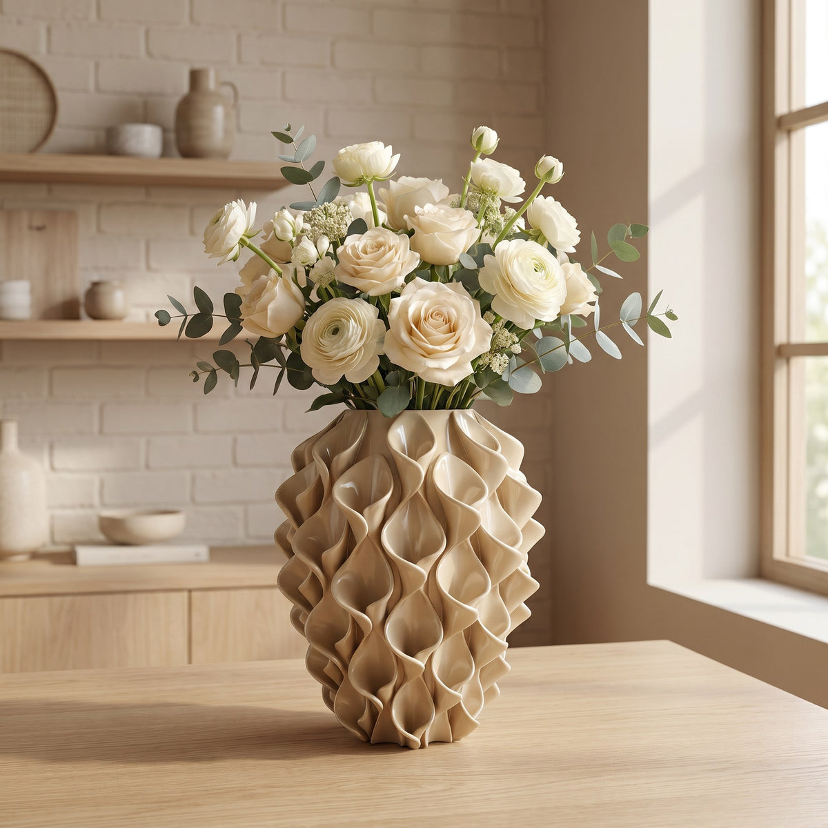Rivora vaas in Desert Tan met bloemen in een Japandi interieur