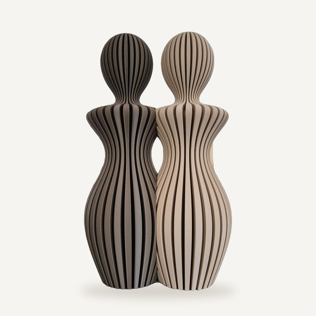 Koppelbeeldje van twee vrouwen in Earth Tones, Walnut Brown en Mocca Dune, geribbeld 3D-geprint beeldje van Crafted3D