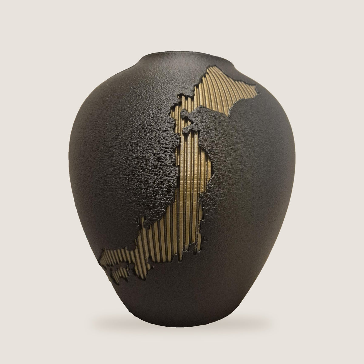 Kintsu Nihon kintsugi vaas zwart met bronzen eiland Japan