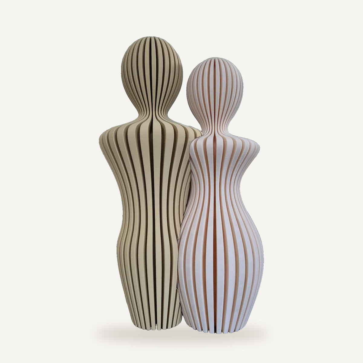 Koppelbeeldje man en vrouw in Desert Elegance, Desert Tan en Rose Sand, geribbeld 3D-geprint beeldje van Crafted3D